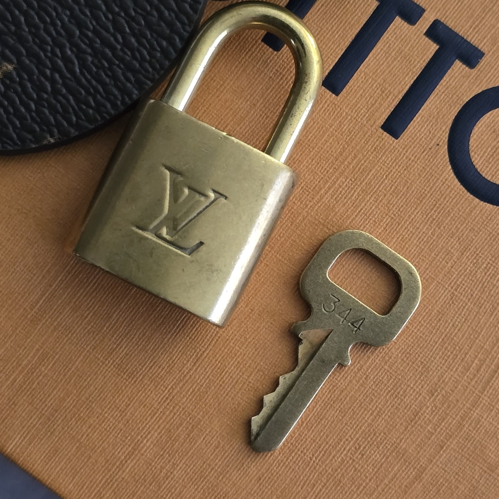 🟡Authentic Gold Louis Vuitton Padlock & key #344🟡 - Picture 13 of 13